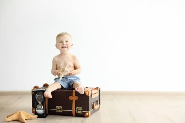 adorble vintage çanta üzerinde oturan küçük çocuk 