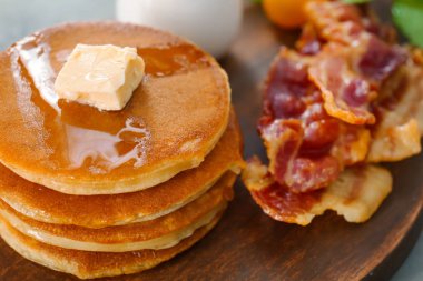 Tereyağı ve ahşap tahta üzerinde pastırma ile krep