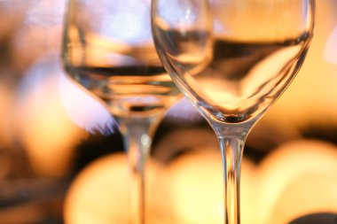 Bulanık Noel ışıkları karşı iki bardak