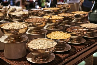 Kahvaltı büfesi masada kase kuru