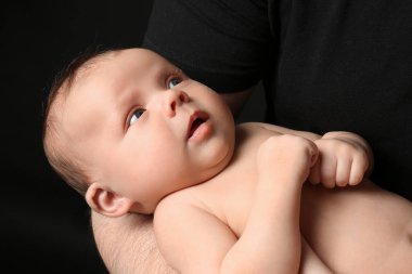 Siyah arka plan üzerine yeni doğan holding baba