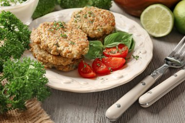 Brokoli kek kiraz domates ile servis ve beyaz tabakta fesleğen yaprağı