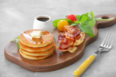 Tereyağı ve ahşap tahta üzerinde pastırma ile krep