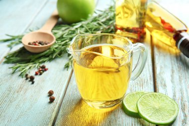 Pişirme yağı ile sürahi ve kireç dilim 