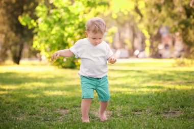 Güneşli günde yeşil Park'ta yürüyordunuz şirin bebek çocuk