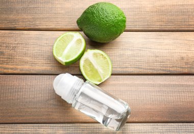 Deodorant kireç ahşap arka plan üzerinde olan erkekler için