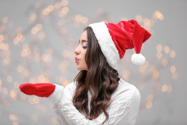 Noel şapkalı güzel kadın 