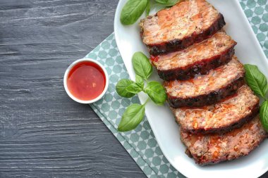 Dilimlenmiş lezzetli hindi köfte tablo ile plaka
