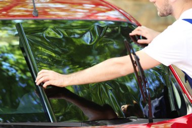 İşçi renklendirme folyo araç penceresi üzerine uygulama