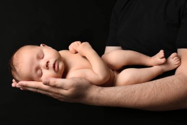 Siyah arka plan üzerine yeni doğan holding baba