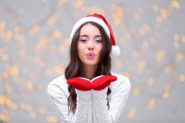 Noel şapkalı güzel kadın