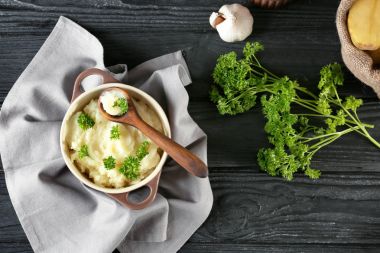 Güveç içinde patates püresi ile kompozisyon 