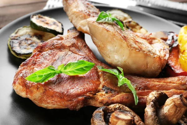 Grilled steaks and vegetables — Stock Photo, Image