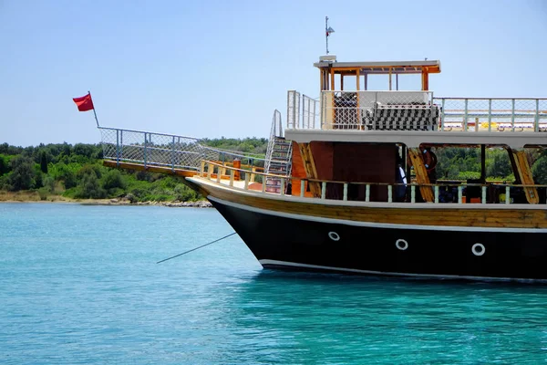 Vista del hermoso paisaje marino con barco en el día de verano —  Fotos de Stock