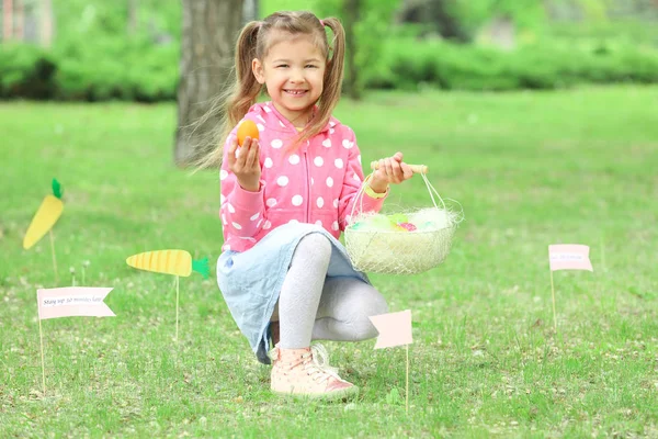 Roztomilá Holčička Košíkem Zelené Trávě Parku Easter Egg Hunt Koncept — Stock fotografie