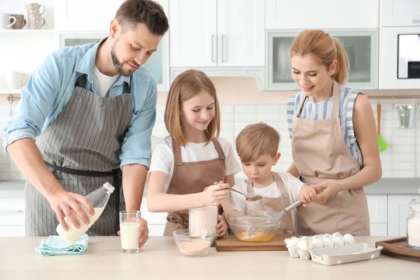 Familj Matlagning i köket. Matlagning klasser koncept — Stockfoto