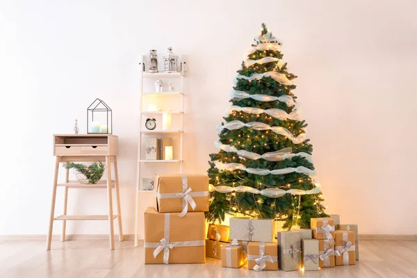 Árbol de Navidad con cajas de regalo —  Fotos de Stock