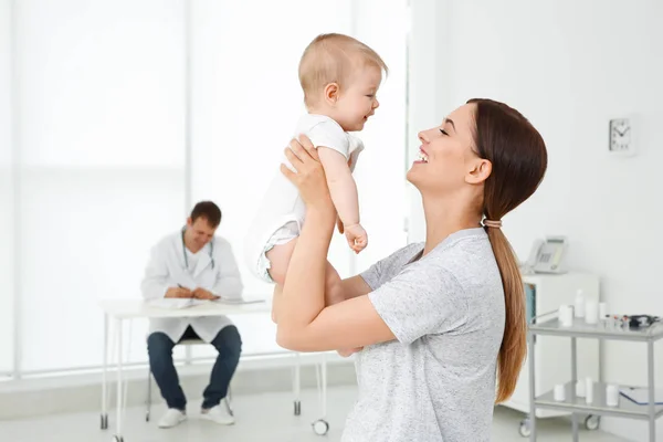 Junge Mutter mit Baby in Arztpraxis — Stockfoto