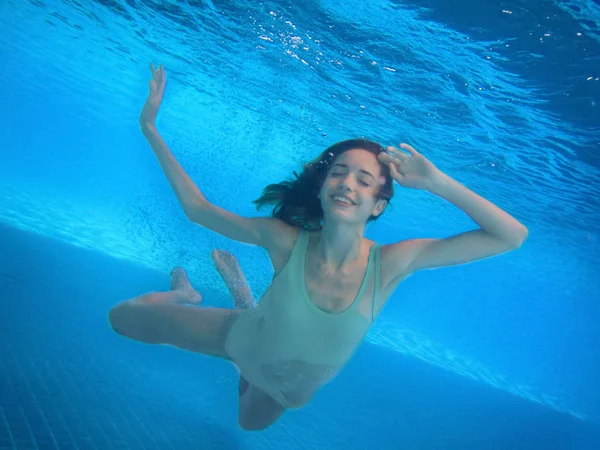 Mujer joven nadando bajo el agua — Foto de Stock