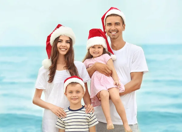 Casal jovem com crianças na praia. Conceito de Natal — Fotografia de Stock