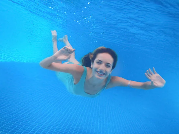 Mujer joven nadando bajo el agua —  Fotos de Stock