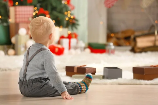 Niedliches kleines Baby im weihnachtlich dekorierten Zimmer — Stockfoto