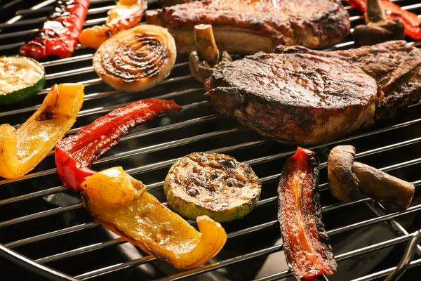 Steaks und Gemüse auf dem Grill — Stockfoto