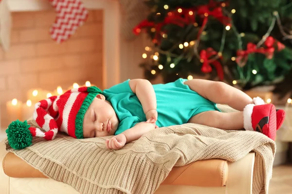 Lindo bebé durmiendo contra borrosa luces de Navidad de fondo — Foto de Stock