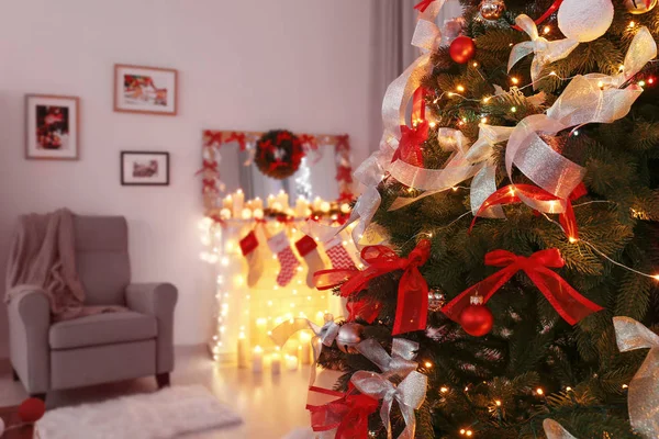 Елка украшена на Рождество — стоковое фото