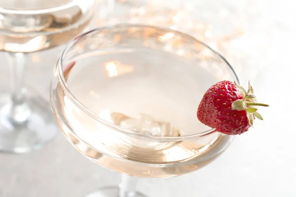Copa de delicioso vino con fresa en la mesa — Foto de Stock