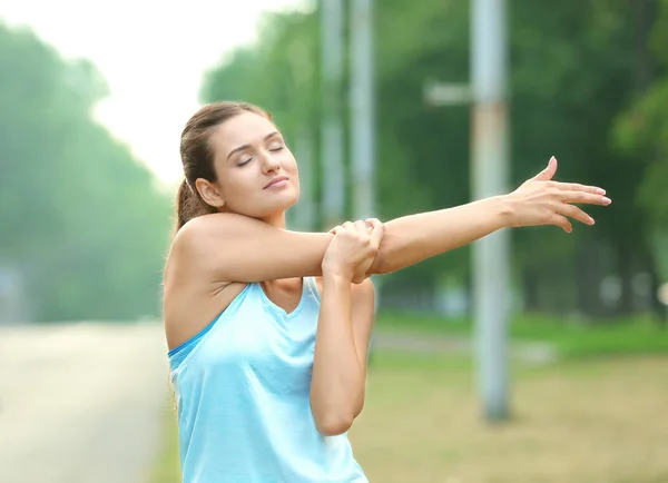 Entrenamiento de mujer joven deportista — Foto de Stock