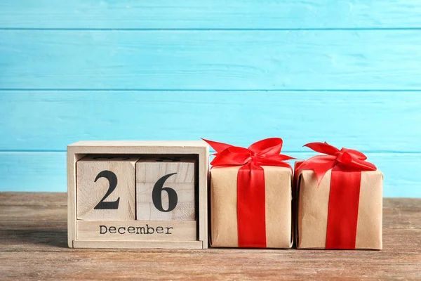 Calendar with date and gift boxes — Stock Photo, Image