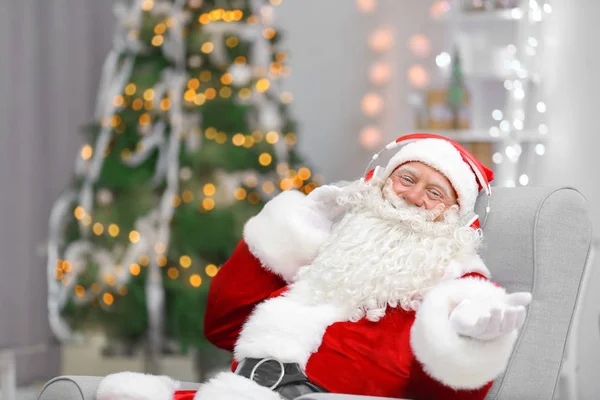 Santa claus luisteren naar muziek — Stockfoto