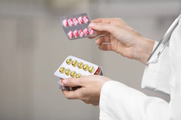 Woman holding pills — Stock Photo, Image