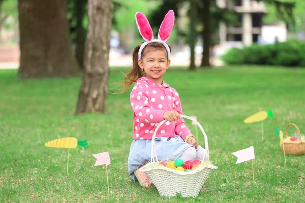 Söt Liten Flicka Med Korg Grönt Gräs Parken Easter Egg — Stockfoto