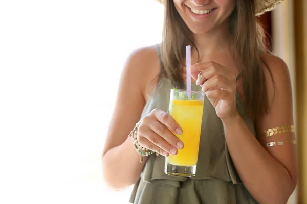 年轻女子与杯柠檬水 — 图库照片