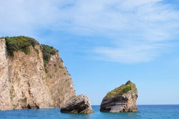 Mavi deniz kayalıklarla ile güzel görünümü — Stok fotoğraf