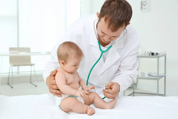 Médico examinando paciente bebê com estetoscópio — Fotografia de Stock