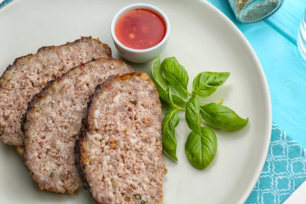 Πιάτο με φέτες tasty Τουρκία meatloaf στο τραπέζι — Φωτογραφία Αρχείου