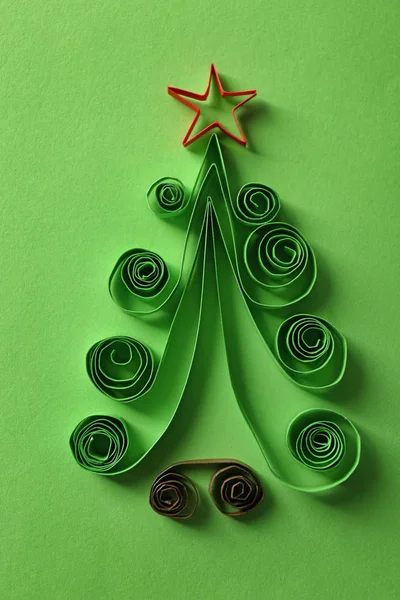 Χριστουγεννιάτικο δέντρο φτιαγμένο από χαρτί σε πράσινο φόντο — Φωτογραφία Αρχείου