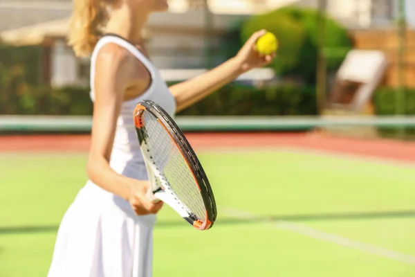 Mladá žena hraje tenis — Stock fotografie