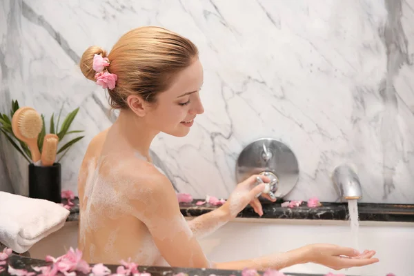 Mujer joven en baño con espuma —  Fotos de Stock