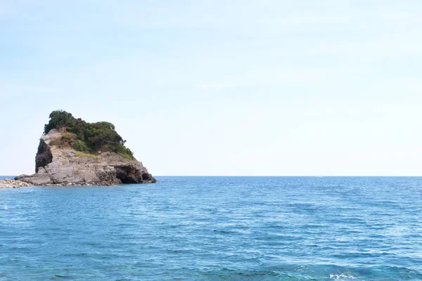 Widok na błękitne morze z skalista wyspa — Zdjęcie stockowe