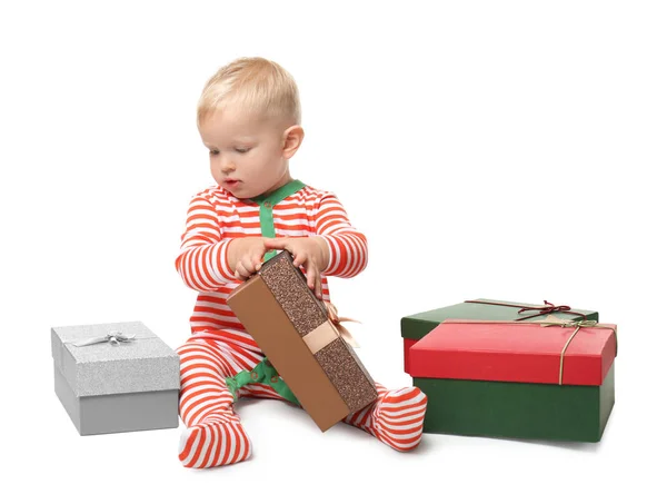 Lindo bebé con cajas de regalo sobre fondo blanco. Concepto de Navidad —  Fotos de Stock