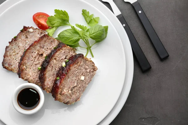 Sliced sabroso pan de carne de pavo servido para la cena en la mesa —  Fotos de Stock