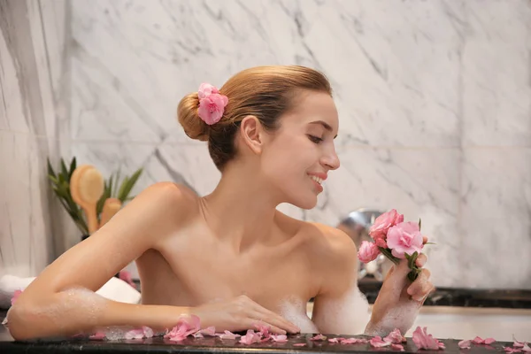 거품 목욕에 젊은 여자 — 스톡 사진