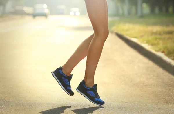 スポーティな女性の足 — ストック写真