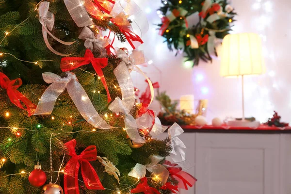 Abete decorato per Natale — Foto Stock