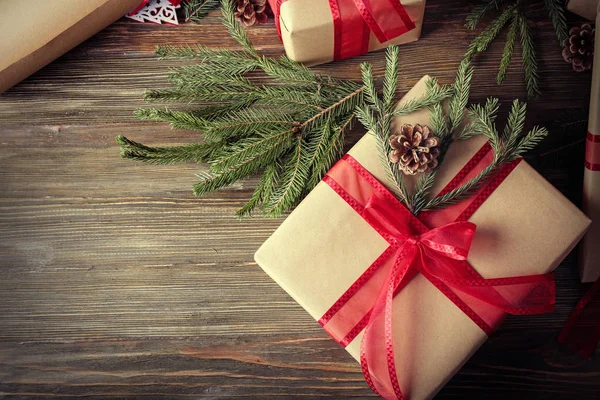 Kerstcadeaudoos op tafel — Stockfoto