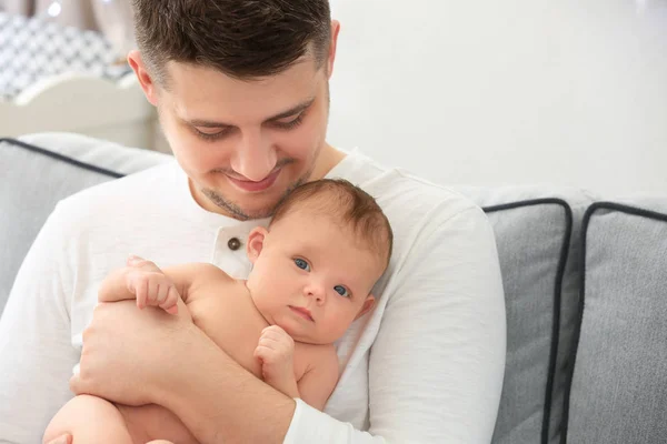 Padre sosteniendo lindo recién nacido en casa — Foto de Stock